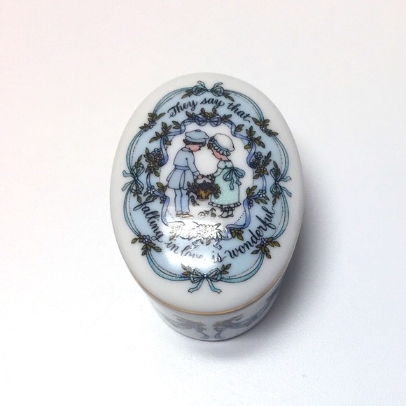 Vintage Franklin Mint Music Box “They Say That Falling In Love Is Wonderful" - Picture 7 of 8